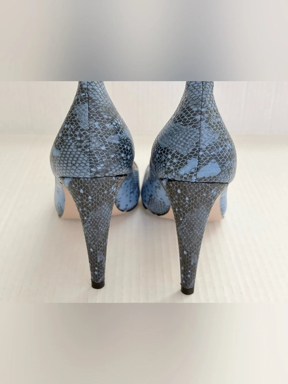 NWOB Viví Blue Snake-Print Pointed Toe High Heels in size 8 with 4” high heels.
